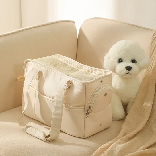 Sac de transport pour chien assis sur canapé